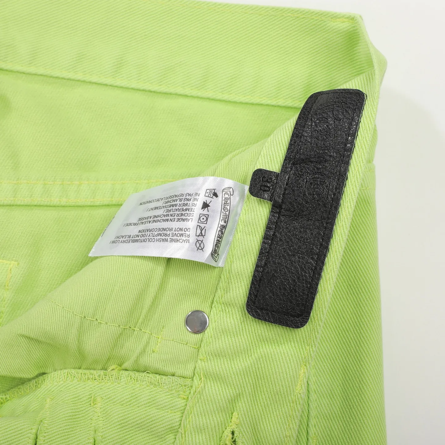 P260 Chrome hearts CH green cow king Yang Mi's same style sex recods limited green cow jeans. Really restores the ultimate texture of Vintage. Italian special cowhide print and cut. Customized sheepskin three-layer thick line leather. The whole is spliced in heavy water washing process. Craftsmen hand-splash ink. You can see the details. Three-dimensional cutting version. Loose and comfortable. Not picky about the figure. Makes taller and slimmer. Seiko factory. Original quality control. Same style for men and women. Can be matched with couples. Versatile recommendation. Essential jeans for all seasons Color: Green Size: S-XL